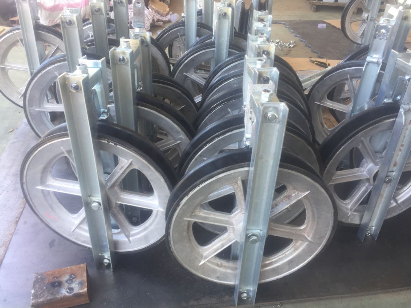 Últimos blogs de la empresa sobre Para el tendido de poleas de cable, tenemos ruedas de nailon, aluminio y acero. ¿Cómo elegir?