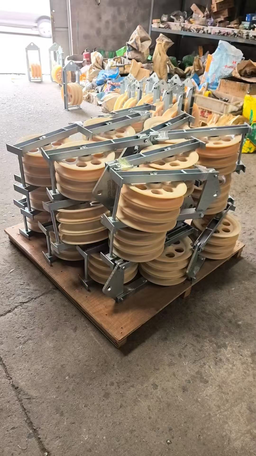 Últimos blogs de la empresa sobre Cómo elegir la cuerda de alambre de acero antitorsión adecuada para proyectos de líneas de transmisión