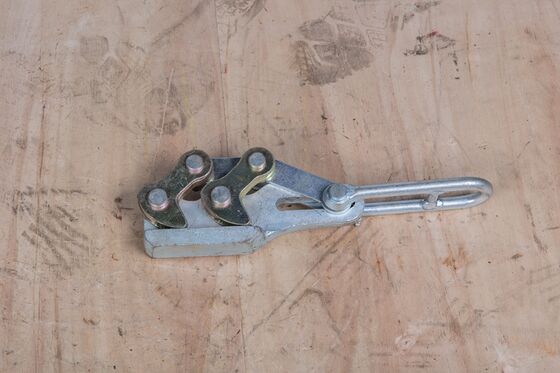 comprar Clampada de tensión de alambre de tierra duradera para 50-70 mm2 con capacidad de carga de 20-30 kN y bloqueo rápido de la cámara online manufacture