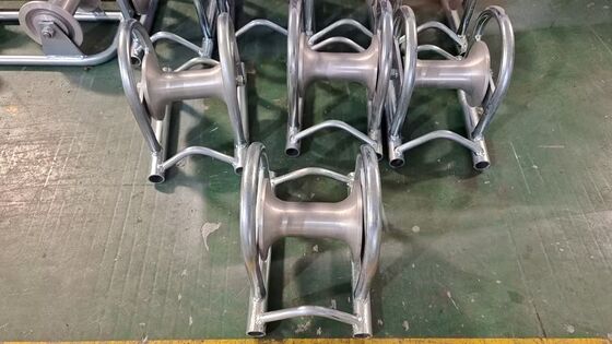 Rodillo de cable de acero galvanizado con carga nominal de 10KN con diseño tipo puente para una instalación suave de la línea eléctrica